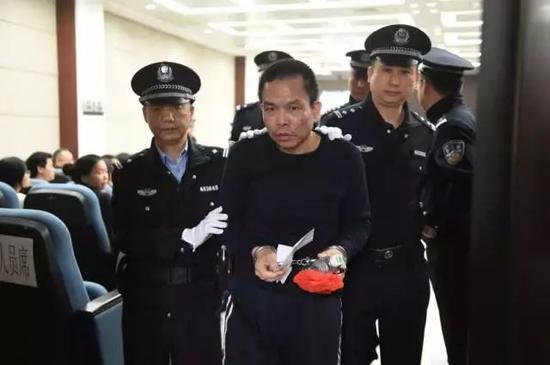 广东“教父”震撼内幕:3000警力开进他的地下王国 ▲ 2015年12月24日,蔡东家在佛山市中级人民法院受审。景国民 摄
