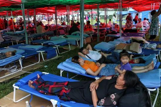  受灾群众在临时安置点休息。新京报记者彭子洋 摄