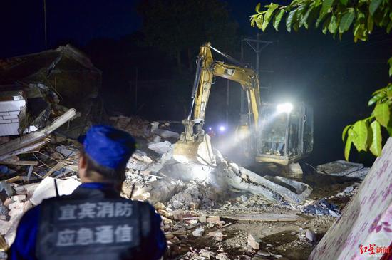 四川地震死人图片 ↑双河镇葡萄村八组,搜救现场