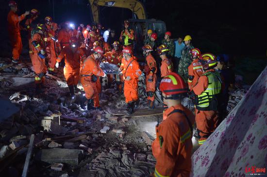 四川地震死人图片 ↑七岁男孩被救援人员救出