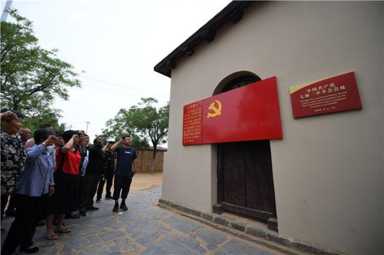 在河北西柏坡中国共产党七届二中全会会址，党员重温入党誓词（6月20日摄）。新华社记者 朱旭东 摄