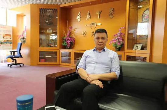  前香港教育工作者联会主席，将军澳香岛中学校长、全国港澳研究会理事邓飞