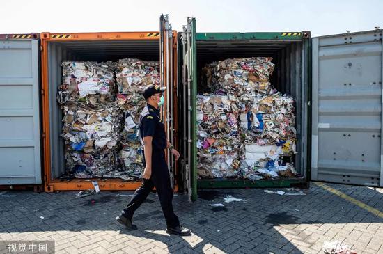 ▲当地时间2019年7月9日，印尼泗水，海关官员在检查来自澳大利亚的进口垃圾。