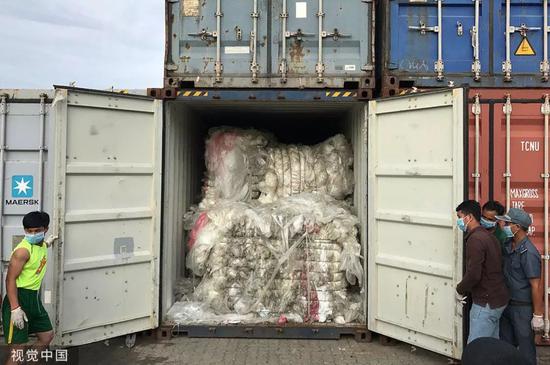 ▲柬埔寨海關(guān)在西哈努克省海港碼頭查獲83個滿載垃圾的集裝箱。