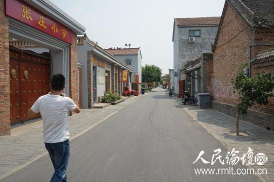 脱贫当年,张庄村把村里的主干道取名为幸福路.图为"幸福路"街景.
