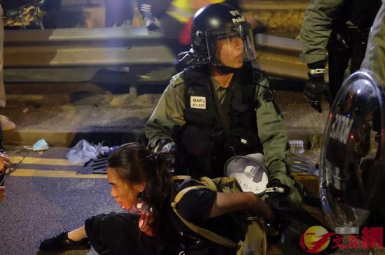 香港警方驱散行动进行中。 图源:香港《文汇报》