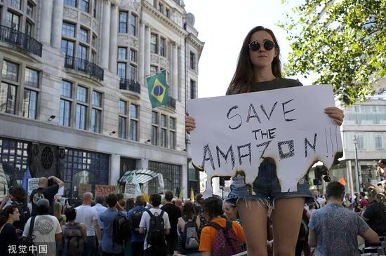 当地时间8月23日，英国伦敦，民众集会呼吁巴西政府采取措施控制亚马孙雨林大火。