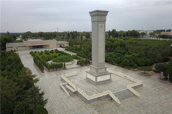 　这是在张掖市高台县拍摄的中国工农红军西路军纪念碑和阵亡烈士公墓（8月21日无人机拍摄）。新华社记者 范培珅 摄