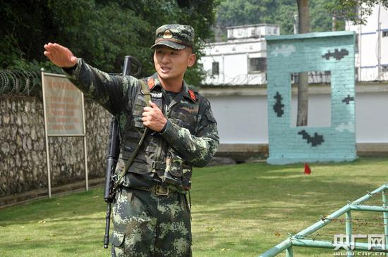 友谊关下:武警凭祥中队:友谊关下守门人 图为桂志坤指导战士训练(央广网记者王子衿摄)