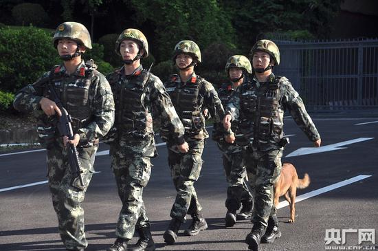 友谊关下:武警凭祥中队:友谊关下守门人 图为凭祥中队官兵在巡逻途中(央广网记者 王子衿 摄)