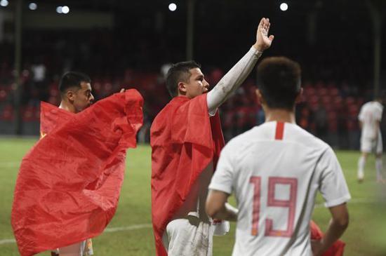 ▲9月10日，中国队球员李可（左）、艾克森（中）身披国旗庆祝比赛胜利。（新华社）