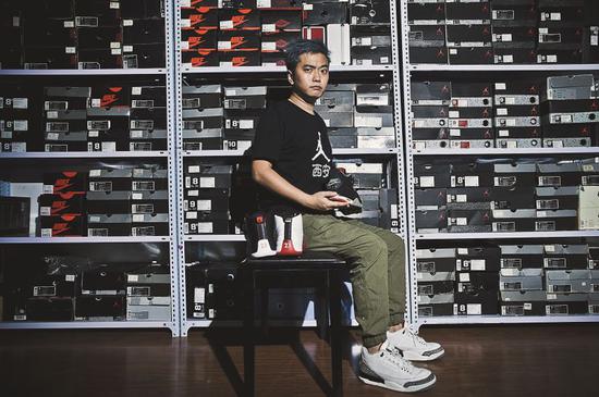 陕西省西安市的球鞋发烧友穆京，15年间收藏了700多双鞋，投资将近100万元。图/视觉中国