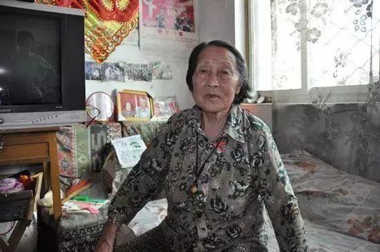  （图为今年86岁的严汝香老人，当年，20岁的她就是高家柳沟村记工学习班的学员之一 图源：中国青年网）