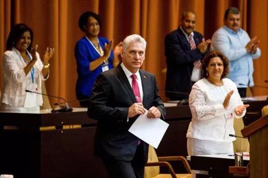 ▲10月10日，迪亚斯-卡内尔（前）当选古巴国家主席。（新华社）