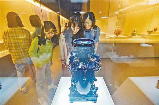  10月8日，重庆大学博物馆，学生们正在观看博物馆里的展品。图/重庆日报