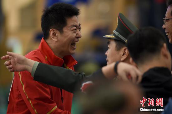 图为金泳德结束自己的比赛后与教练组交流。 中新社记者 侯宇 摄