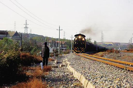 男子在鐵軌放百斤巨石 79歲大爺狂奔50米攔停火車|巨石