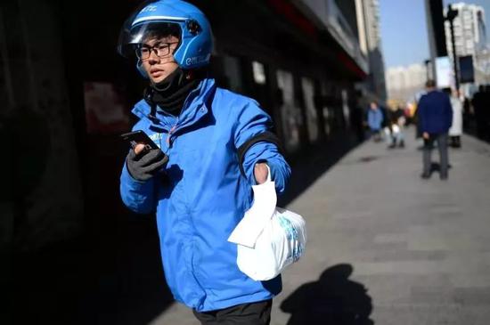 独腿独臂送外卖 “90后”小伙公开征婚引全网站