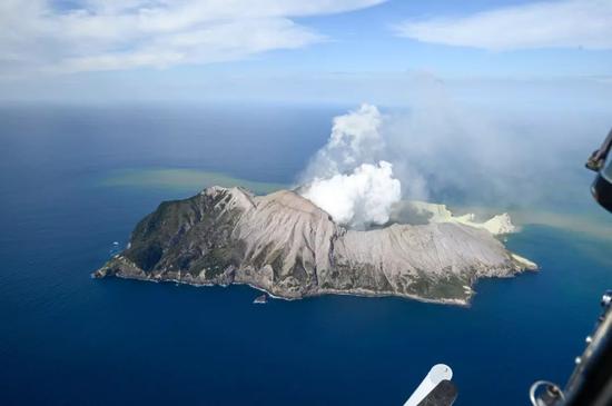 这是12月9日新西兰怀特岛火山喷发后航拍的怀特岛全貌。新华社发（《新西兰先驱报》供图，乔治·诺瓦克 摄）