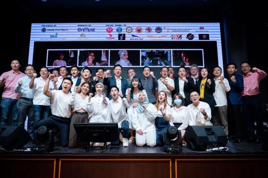 2月13日，在马来西亚吉隆坡，歌曲《你从不是一个人》创作团队和来宾们合影。新华社记者 朱炜 摄