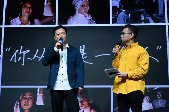 2月13日，马来西亚音乐制作人王炳智（左）在吉隆坡介绍歌曲《你从不是一个人》。新华社记者 朱炜 摄