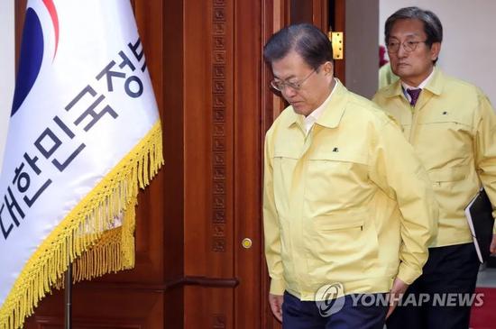 文在寅走进新冠病毒疫情对策会议会场。来源:韩联社
