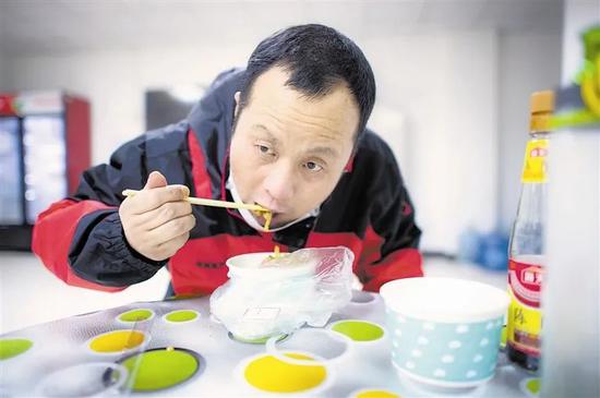 ▲ 忙碌一天后,劉森波在實(shí)驗(yàn)室食堂吃晚飯