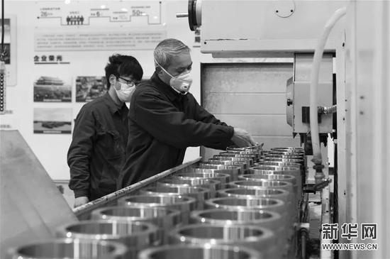 ▲4月3日，工人在位于湖北襄阳的江山重工生产车间工作。新华社发（谢剑飞 摄）
