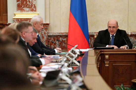 3月12日，俄罗斯总理米舒斯京（右）在首都莫斯科主持俄政府工作会议。新华社/卫星社