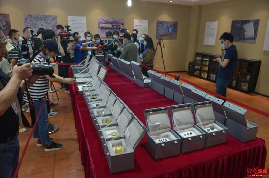 考古负责人:蜀王世子金印被毁成四块 拼齐时手在