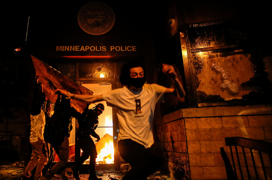 抗议者闯入警局内部纵火（《纽约时报》）