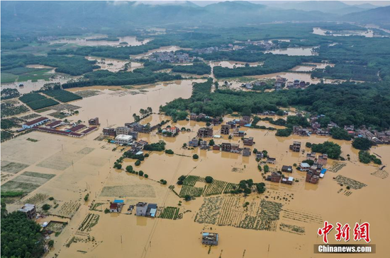 6月9日，航拍广东省惠州市龙门县永汉镇被洪水包围。中新社记者 陈骥旻 摄