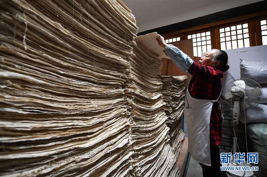 　　在四川省成都市郫都区唐昌镇战旗村，“唐昌布鞋”传承人赖淑芳在整理制作布鞋用的布壳（4月17日摄）。新华社记者 王曦 摄