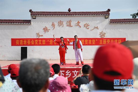 　　在河南省信阳市光山县文殊乡街道文化广场，光山花鼓戏传承人张秀芳（后左）、方应亮夫妇在表演花鼓戏（6月7日摄）。新华社记者 张浩然 摄