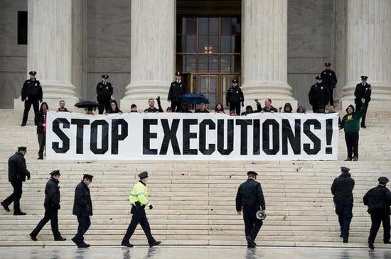 （图说：在美国最高法院前反对死刑的抗议者们。图源：纽约时报）