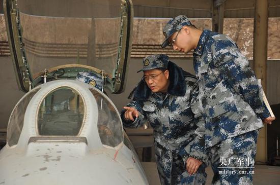  倪世宏教授在某地实地调研某型战机的机载飞参设备使用情况