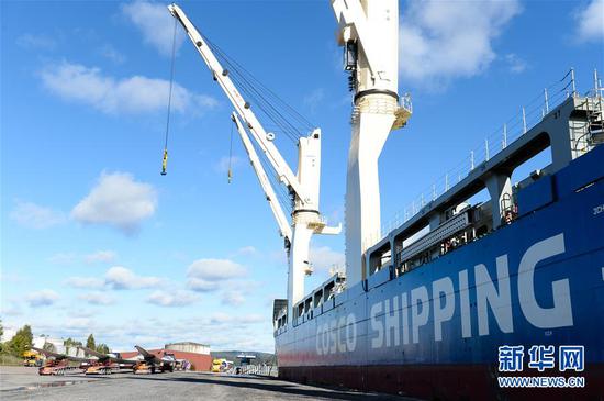  2018年9月15日，中远海运“天恩”轮在瑞典东北部港口城市海讷桑德的码头上进行卸货作业。至此，“天恩”轮首个“冰上丝绸之路”完整航次顺利结束。新华社记者 刘红霞 摄