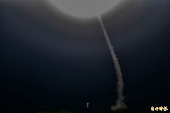 台“中科院”24日晚间试射导弹。图源：台湾《自由时报》