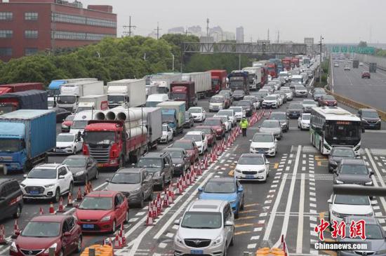 资料图：G2京沪高速上海江桥收费站入城方向遇长段拥堵。 张亨伟 摄