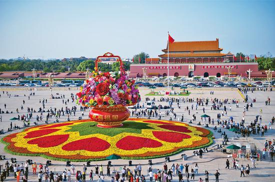 2020年9月24日，游客们在天安门广场观赏“祝福祖国”大花篮。 新华社记者 陈钟昊/摄