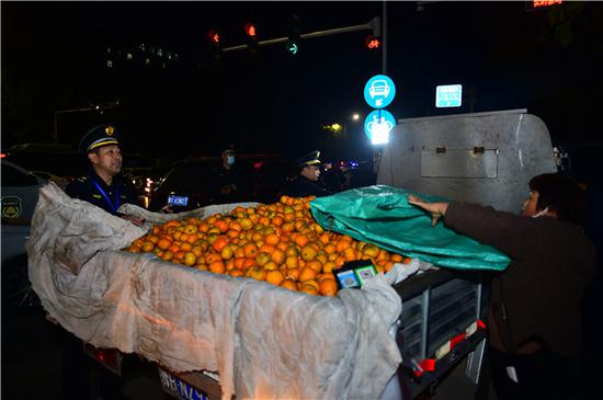 郑州商贩不配合执法，众多市民力挺城管和警察