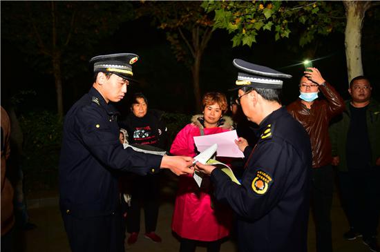 郑州商贩不配合执法，众多市民力挺城管和警察