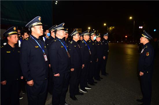 郑州商贩不配合执法，众多市民力挺城管和警察