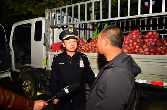 郑州商贩不配合执法，众多市民力挺城管和警察