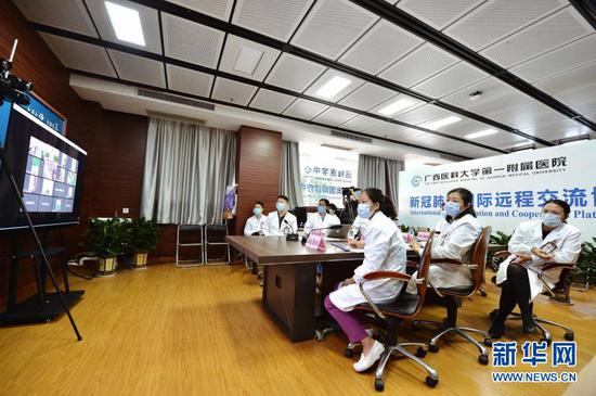 广西医科大学第一附属医院的专家通过视频连线的方式，与柬埔寨多家医院的医务人员分享、交流新冠肺炎疫情防控经验（4月20日摄）。新华社记者 崔博文 摄