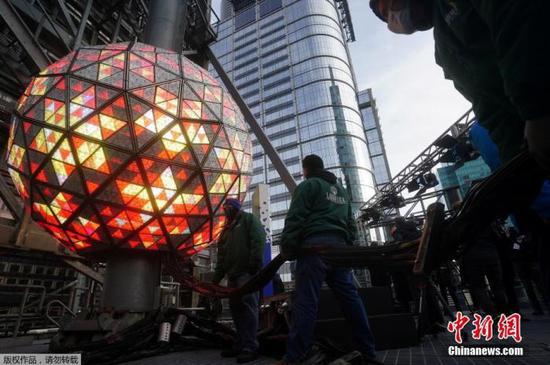 当地时间12月30日,美国纽约,跨年夜在即,工作人员对时报广场的水晶球进行测试。