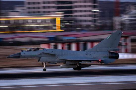 1月5日，北部战区空军航空兵某旅组织夜间对抗空战训练。新华社发（罗嵘 摄）