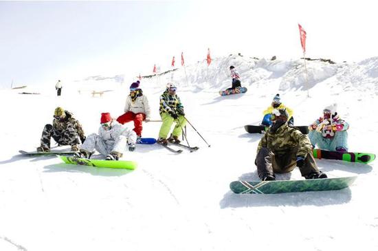 ↑中国奥委会于2013年11月3日正式致函国际奥委会，提名北京市为2022年冬奥会的申办城市。这是滑雪爱好者在河北崇礼多乐美地滑雪场滑雪的资料照片（新华社发）。