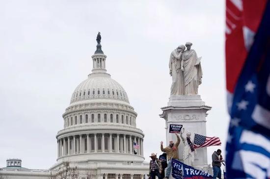 美国首都华盛顿当地时间1月6日发生暴力示威。部分示威者冲进国会大厦，与警方发生冲突，造成一人死亡，当时正在举行的认证大选结果的国会参众两院联席会议也被迫中断