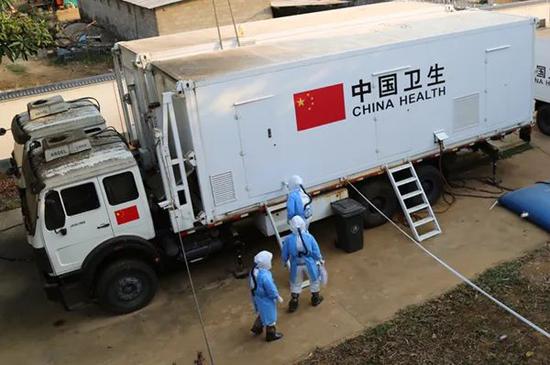 2015年2月19日，中国援助塞拉利昂移动实验室检测队工作人员采集的埃博拉疑似样本准备送检。图|新华社